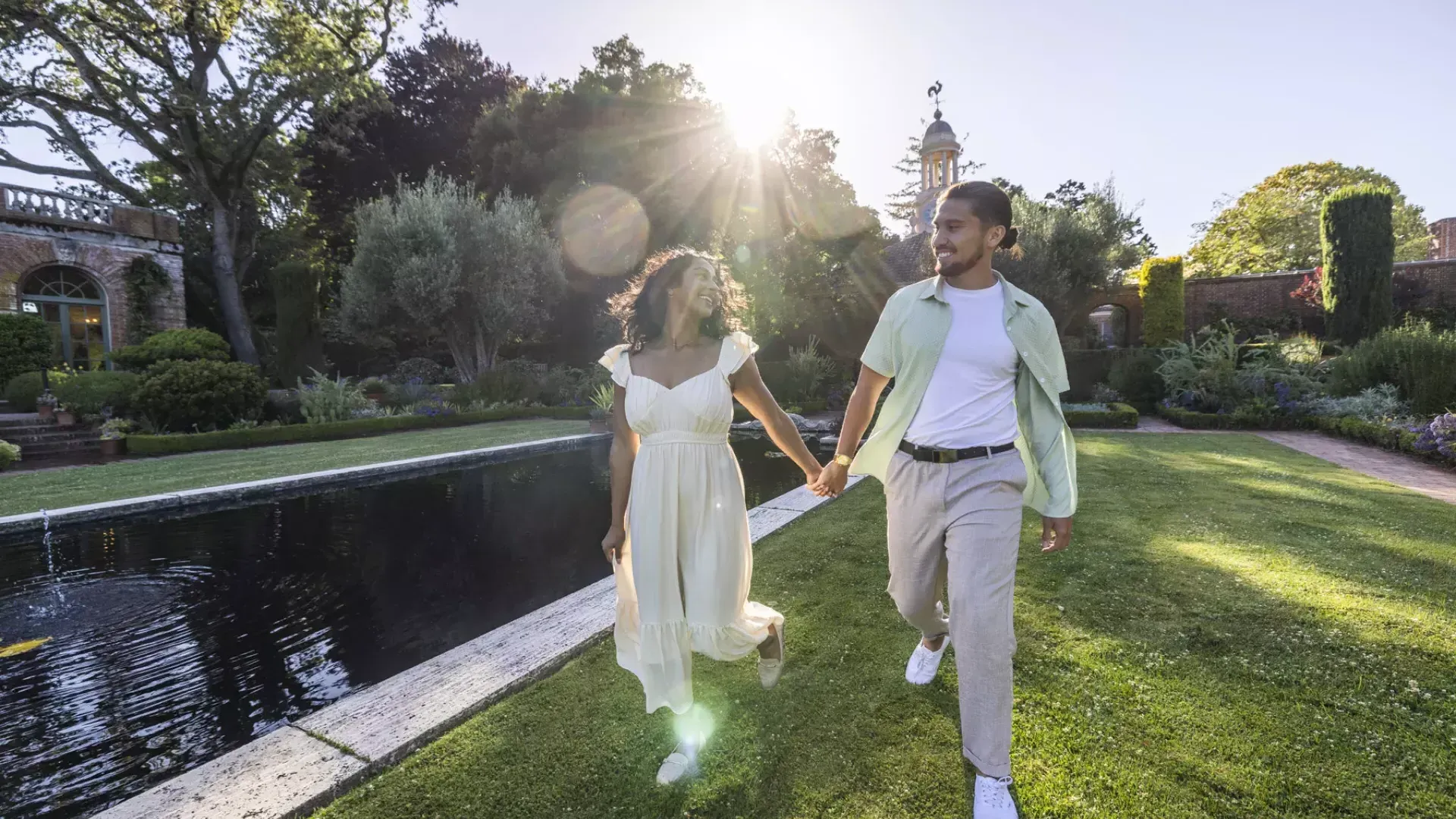 I visitatori passeggiano nei giardini di Filoli