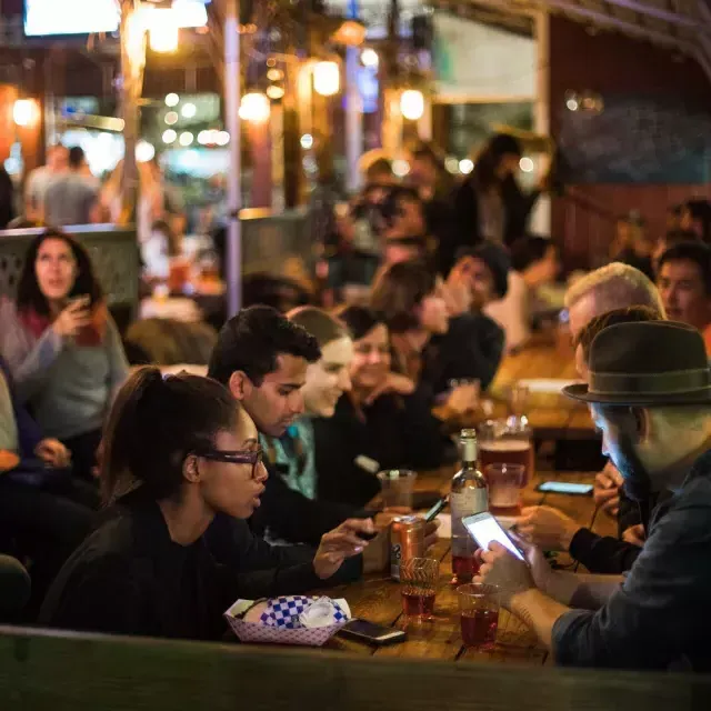 Persone che mangiano in una sala da pranzo affollata a SoMa. San Francisco, California.